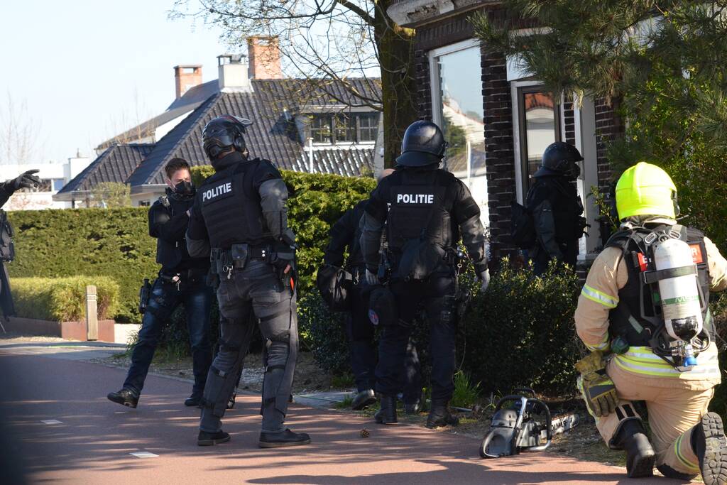 Politie valt woning binnen na vermoeden van drugslab