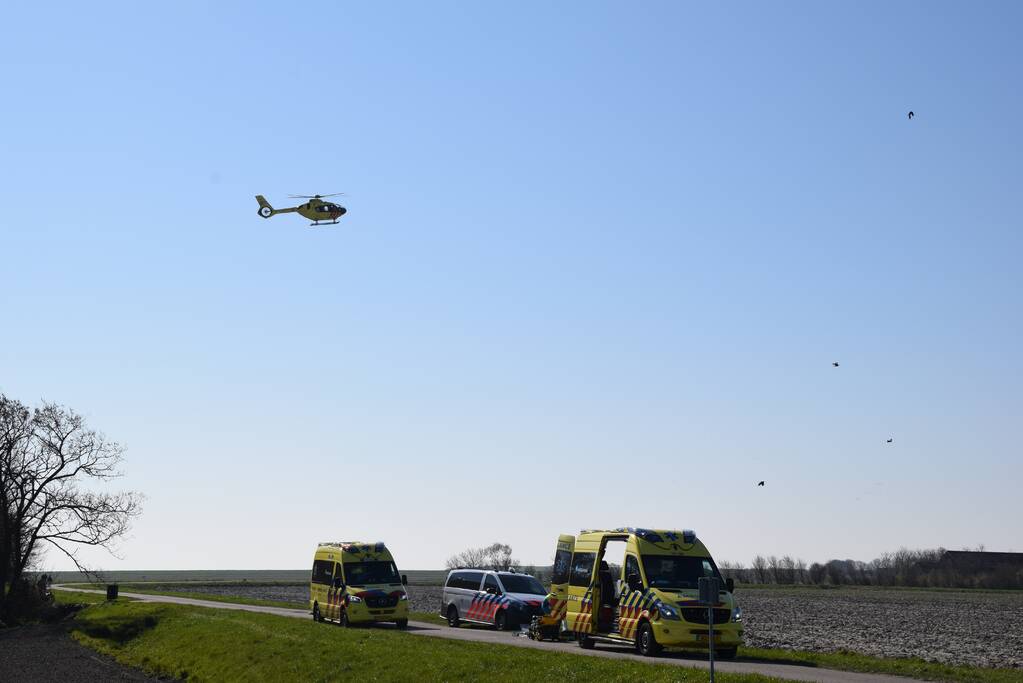 Traumahelikopter landt voor zwaargewonde fietser