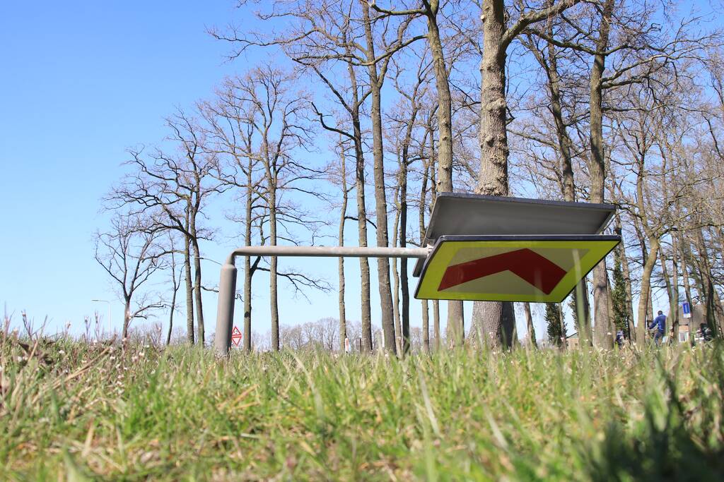 Vandalen vernielen verkeersborden op rotonde