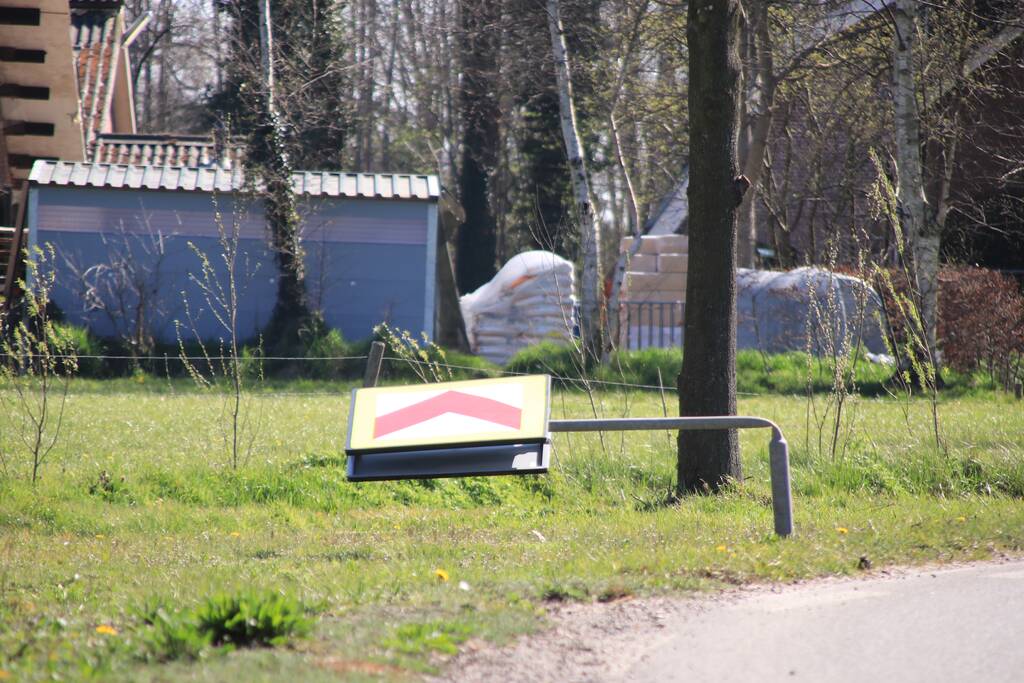 Vandalen vernielen verkeersborden op rotonde