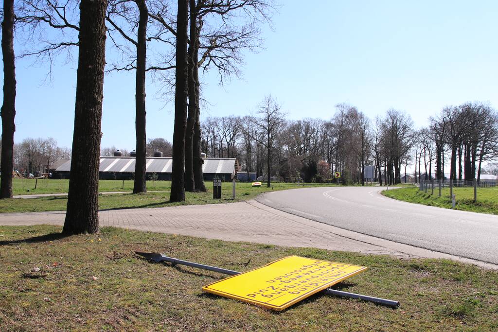 Vandalen vernielen verkeersborden op rotonde
