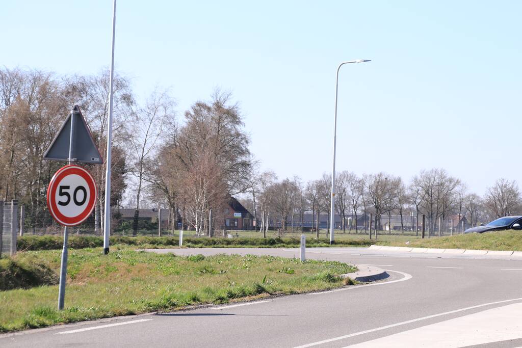 Vandalen vernielen verkeersborden op rotonde