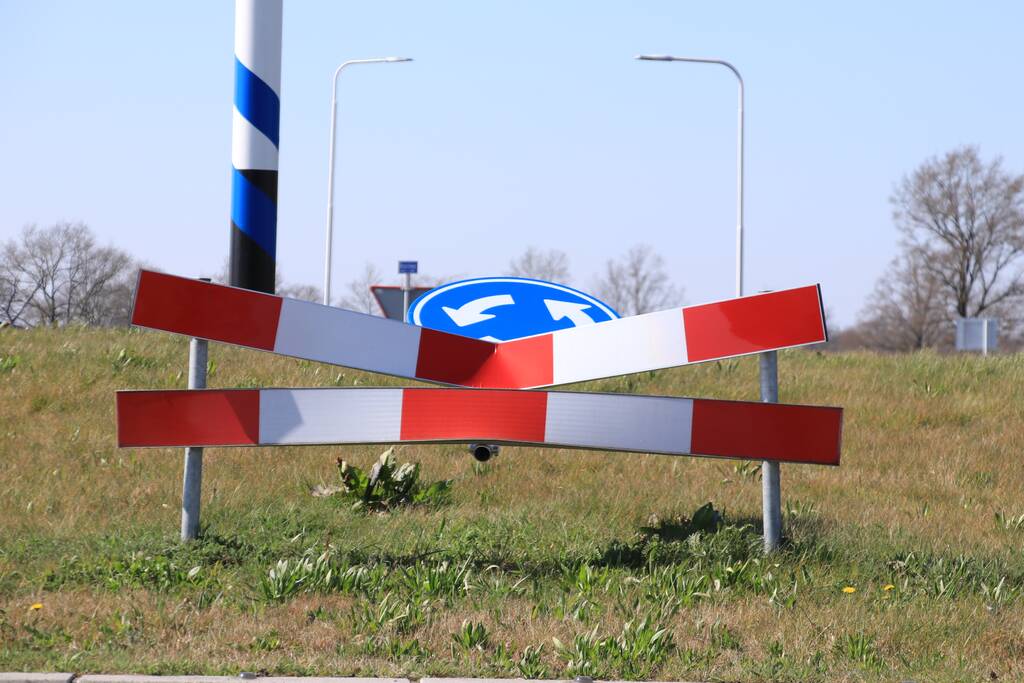 Vandalen vernielen verkeersborden op rotonde