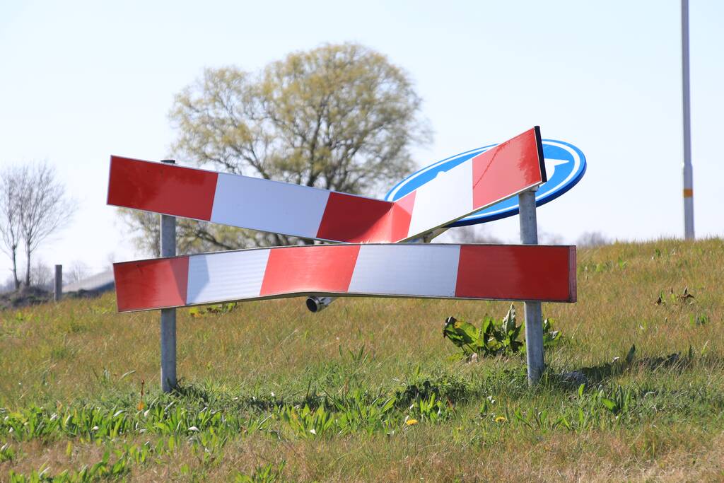 Vandalen vernielen verkeersborden op rotonde