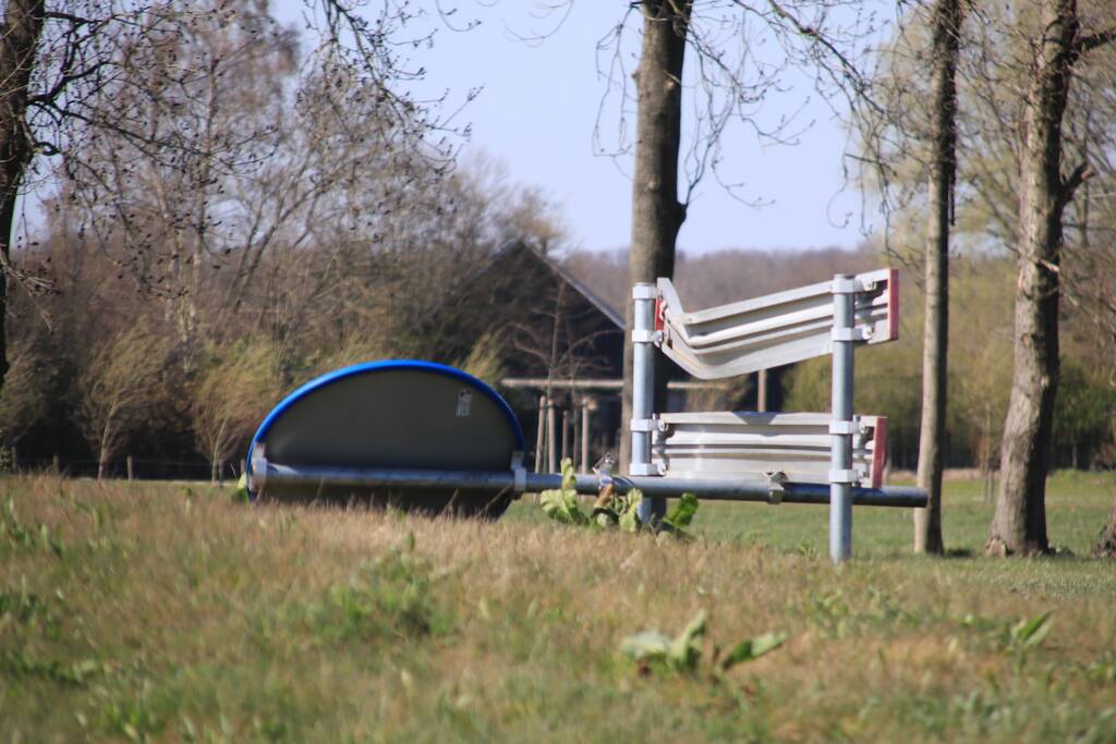 Vandalen vernielen verkeersborden op rotonde