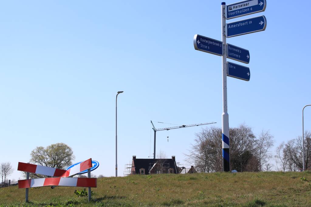 Vandalen vernielen verkeersborden op rotonde