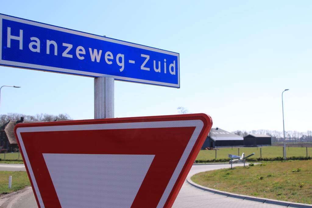 Vandalen vernielen verkeersborden op rotonde