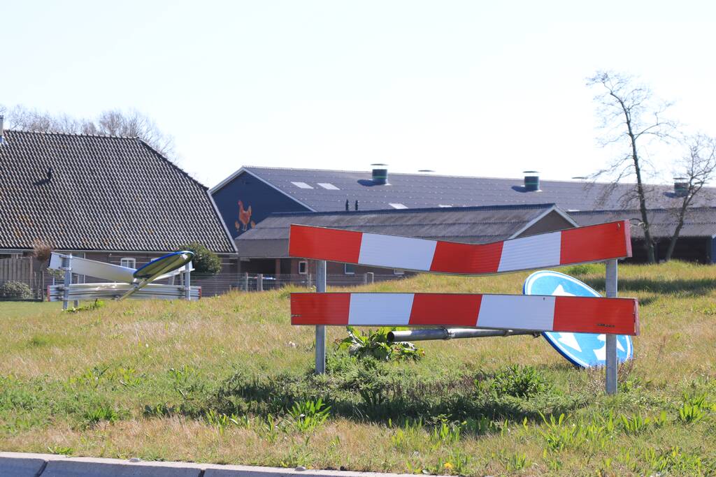 Vandalen vernielen verkeersborden op rotonde