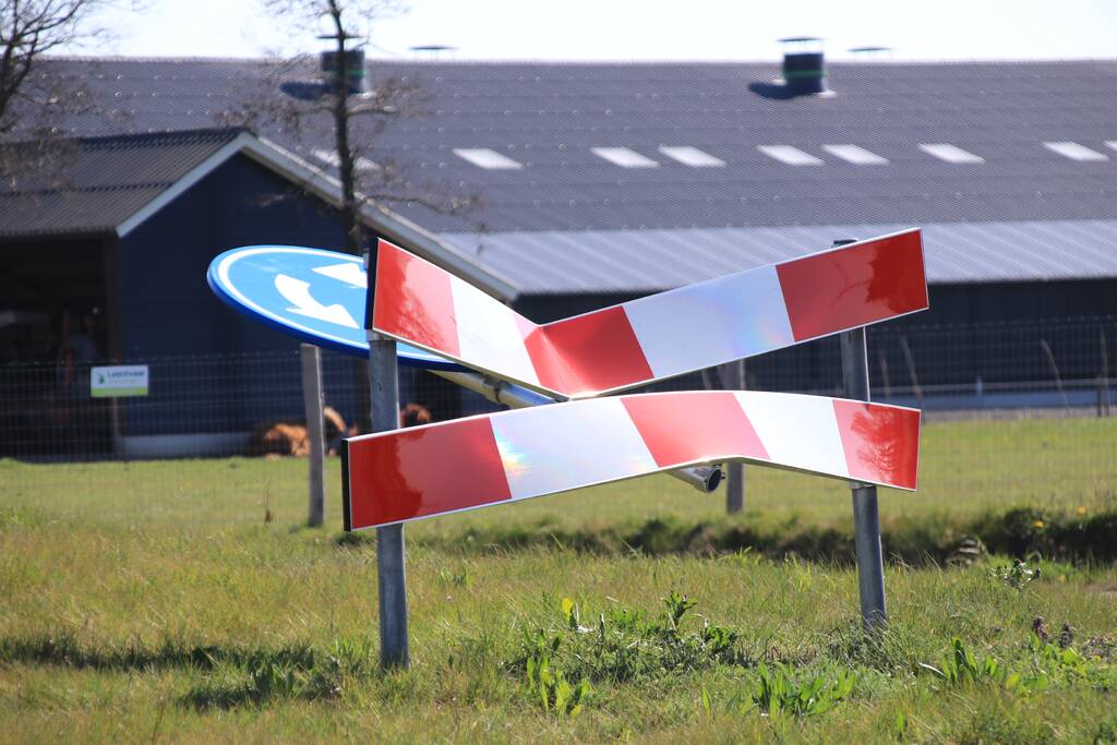 Vandalen vernielen verkeersborden op rotonde