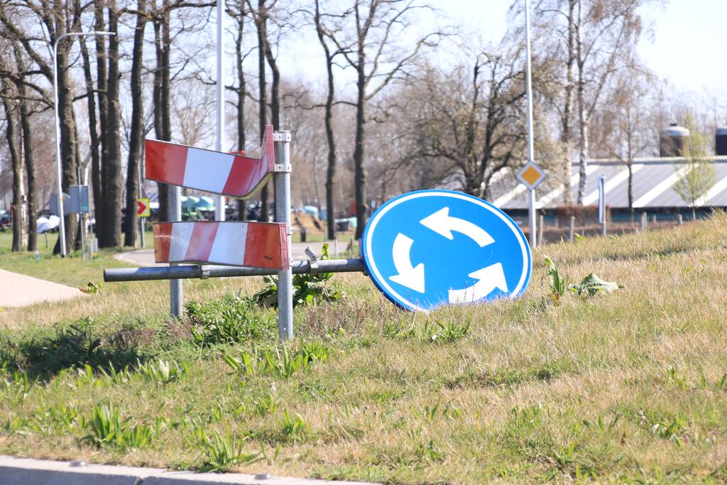 Vandalen vernielen verkeersborden op rotonde