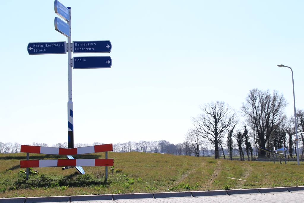 Vandalen vernielen verkeersborden op rotonde