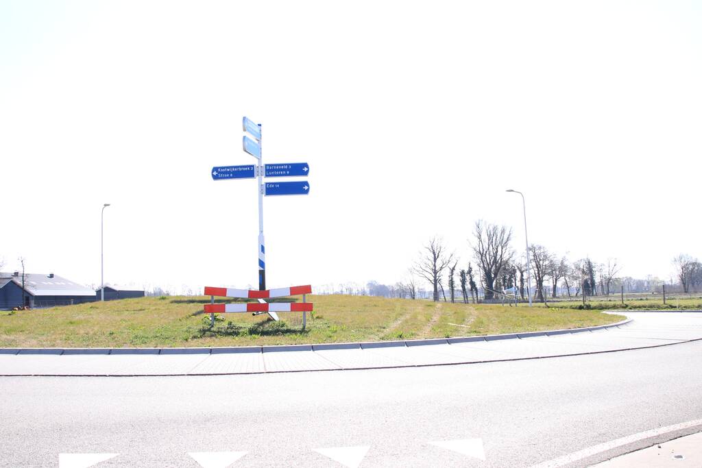 Vandalen vernielen verkeersborden op rotonde
