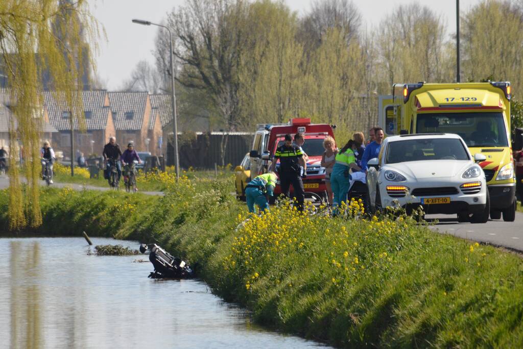 Persoon belandt met scootmobiel in het water