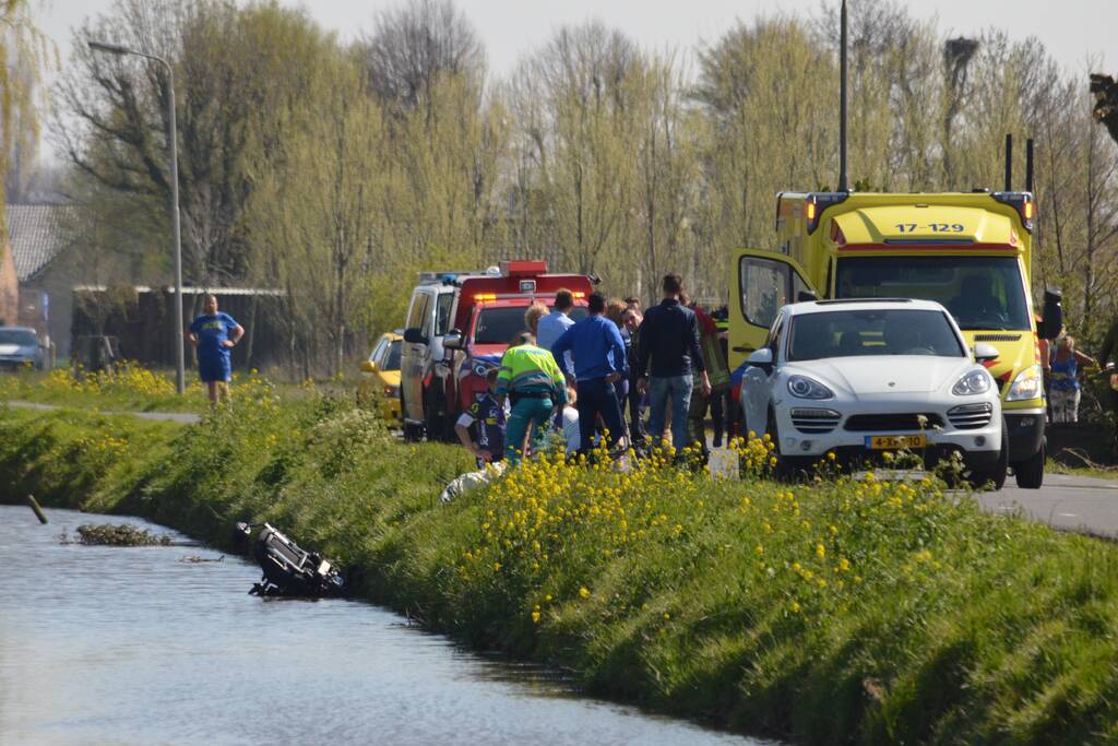 Persoon belandt met scootmobiel in het water