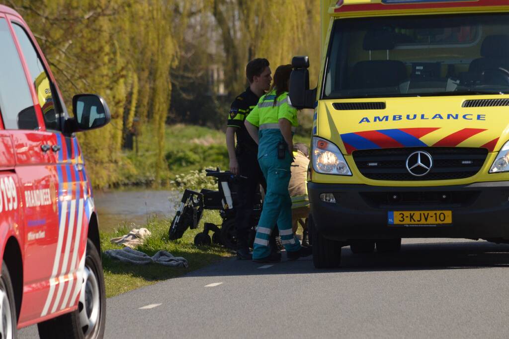 Persoon belandt met scootmobiel in het water