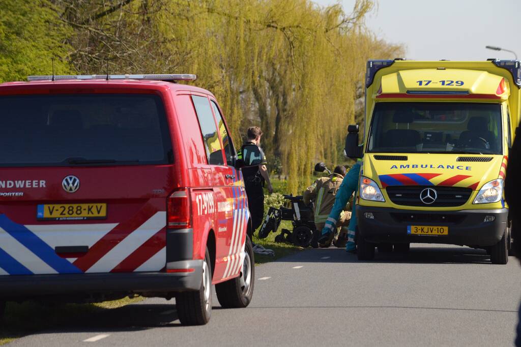 Persoon belandt met scootmobiel in het water