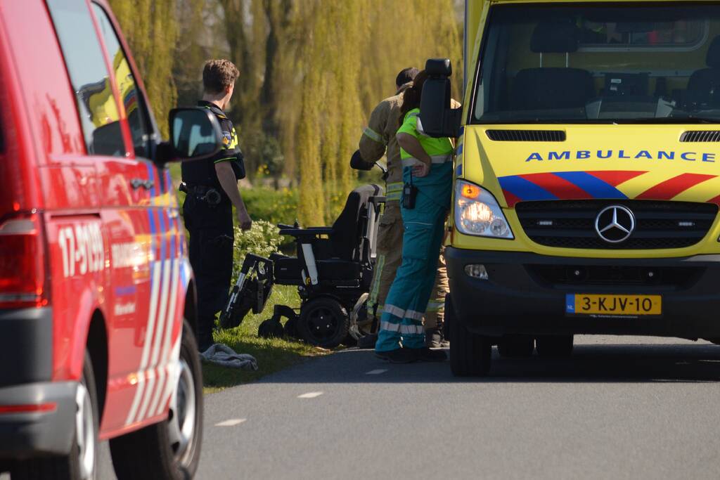 Persoon belandt met scootmobiel in het water
