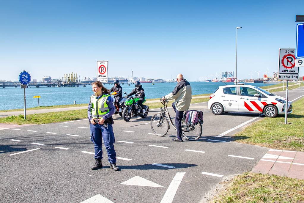 Landtong Rozenburg afgesloten door massale toestroom dagtoeristen