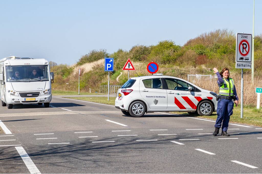 Landtong Rozenburg afgesloten door massale toestroom dagtoeristen