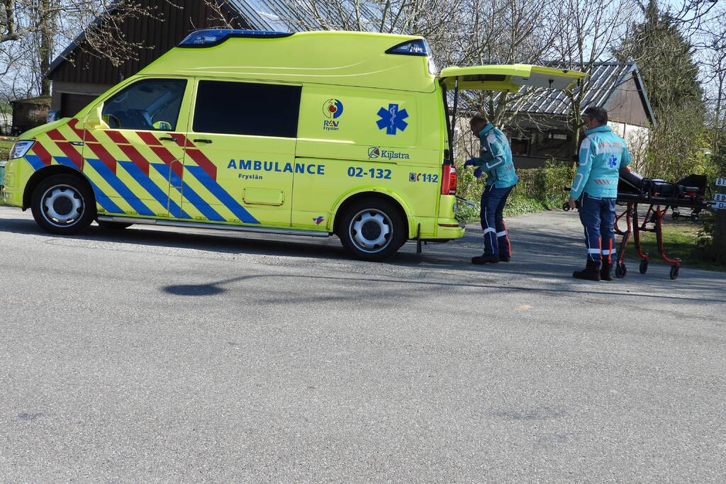 Bestuurder scootmobiel slaat over de kop