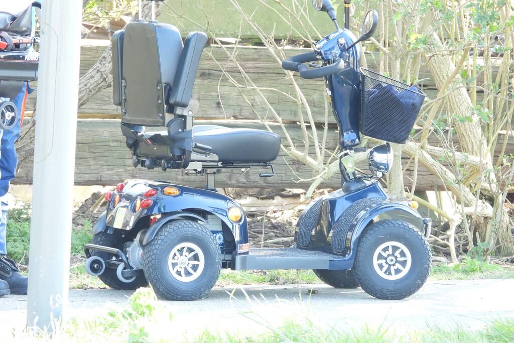 Bestuurder scootmobiel slaat over de kop