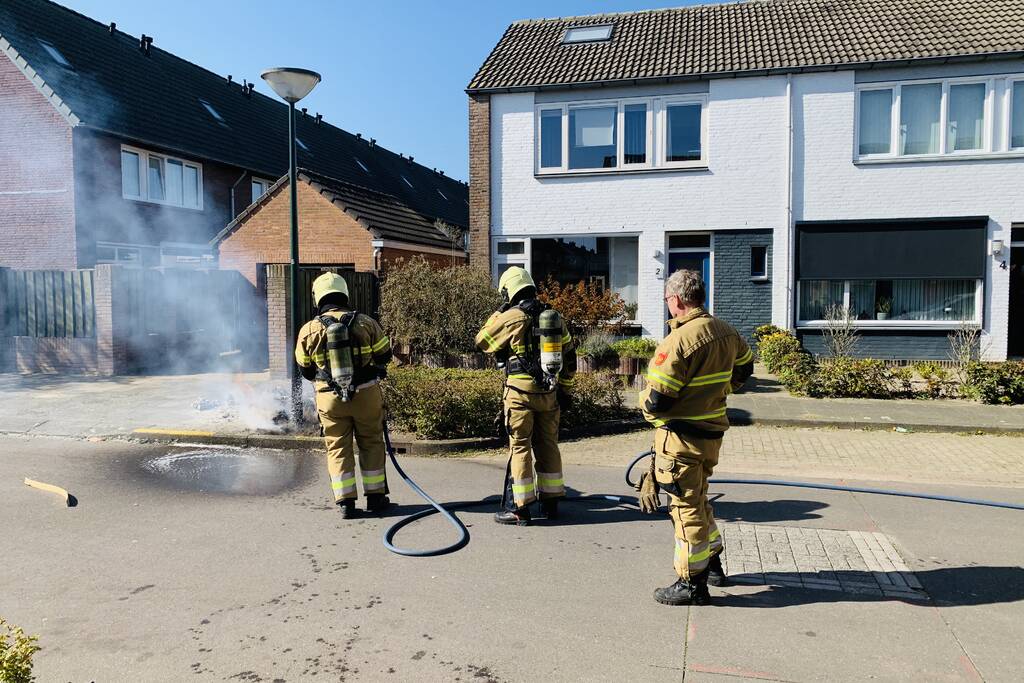 Dozen en struikgewas in brand gevlogen