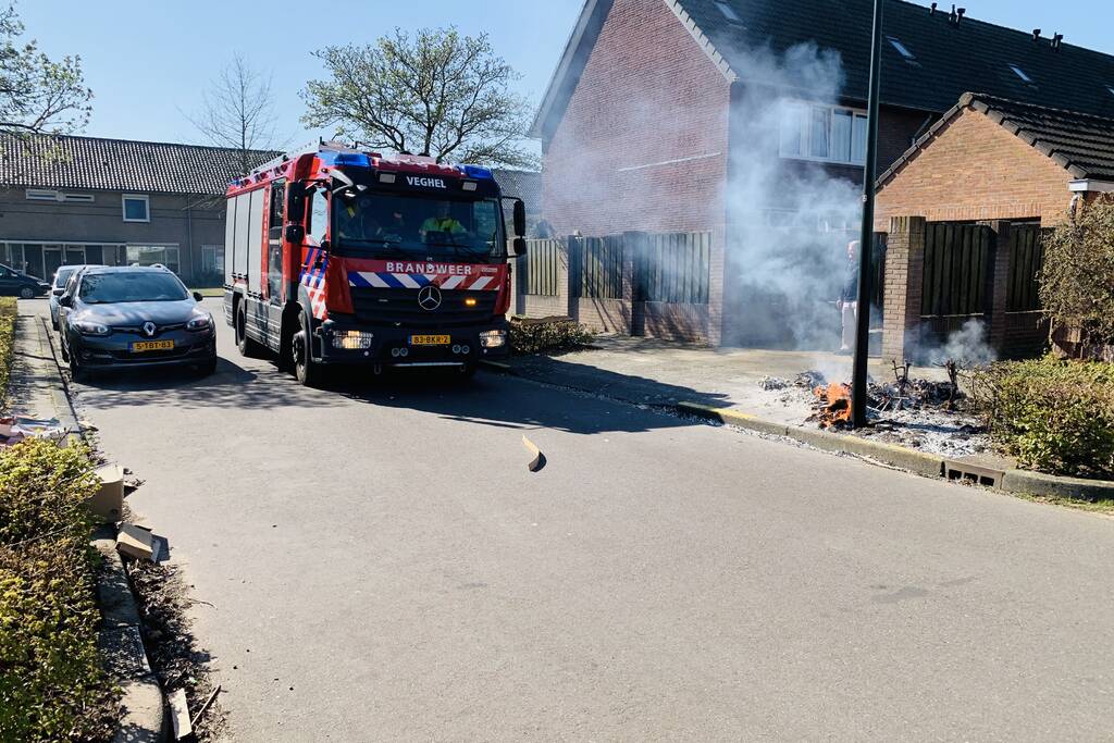 Dozen en struikgewas in brand gevlogen