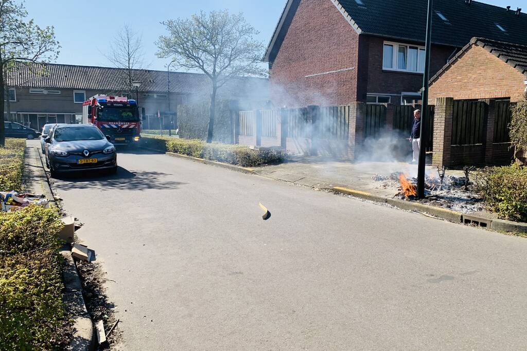 Dozen en struikgewas in brand gevlogen