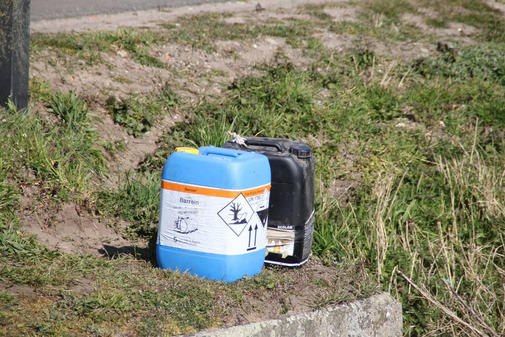 Jerrycans met mogelijk drugsafval aangetroffen