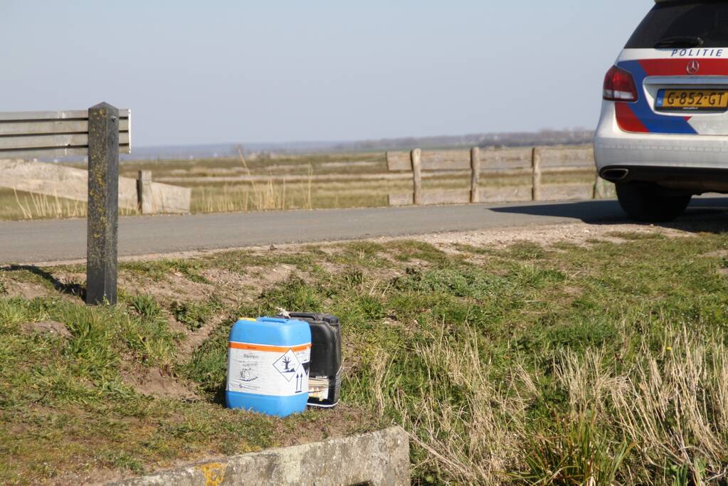 Jerrycans met mogelijk drugsafval aangetroffen