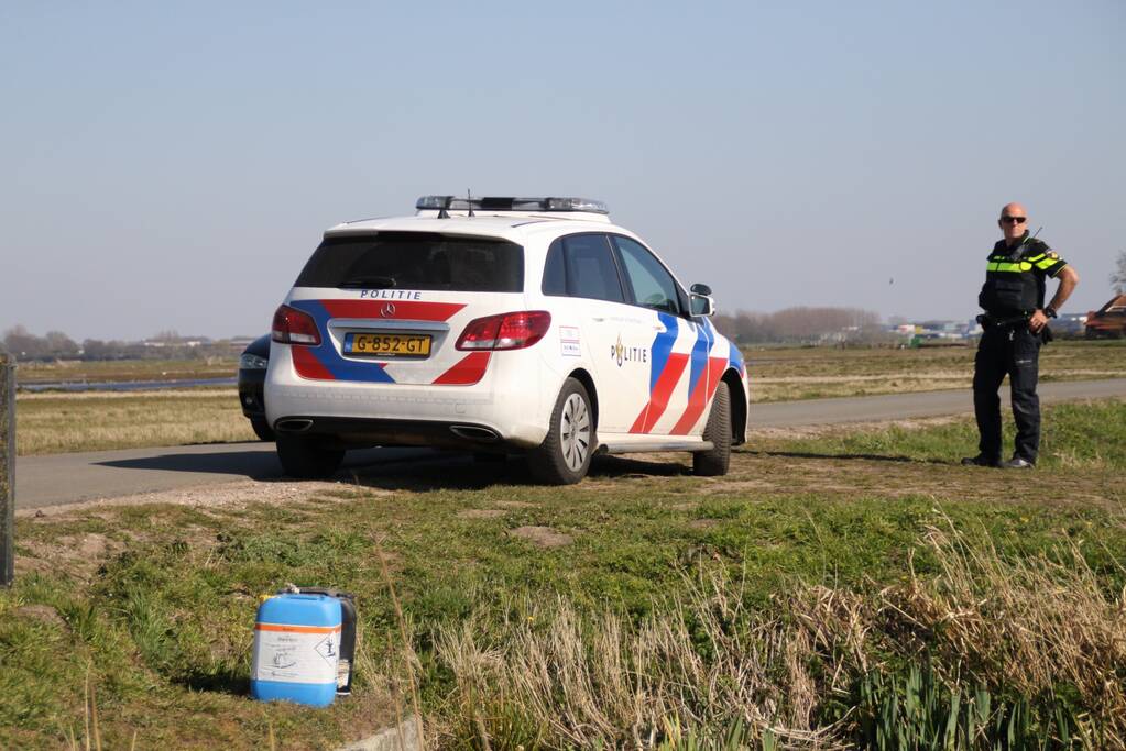 Jerrycans met mogelijk drugsafval aangetroffen