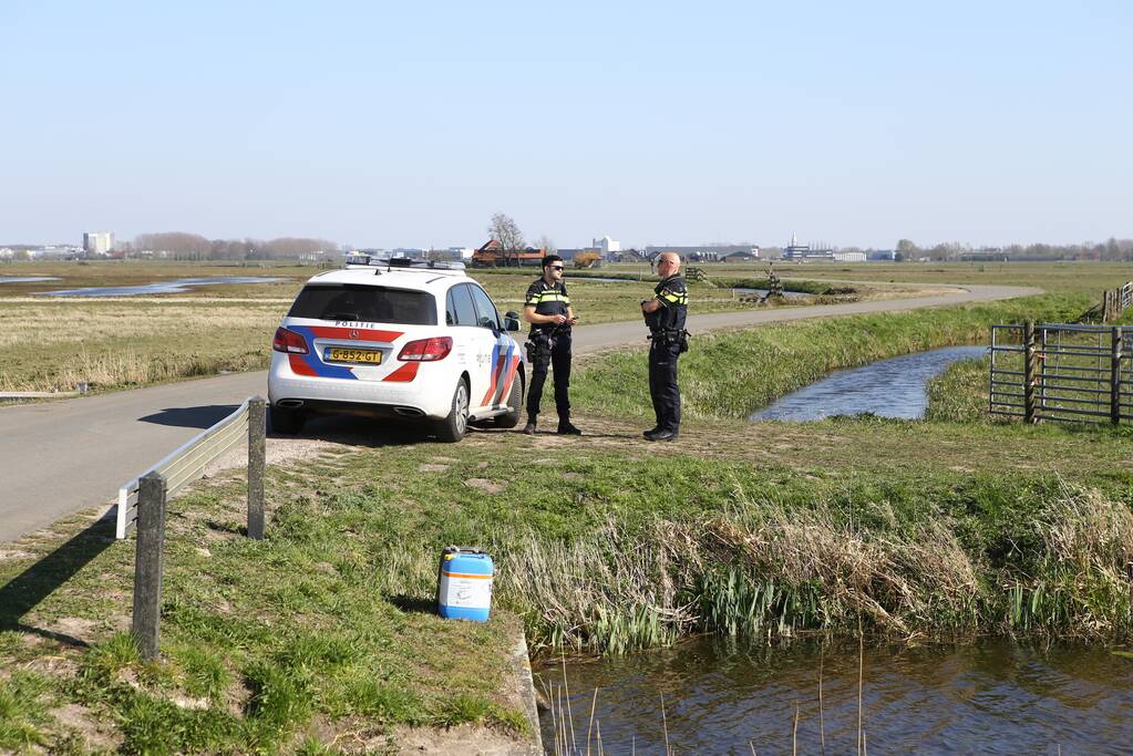 Jerrycans met mogelijk drugsafval aangetroffen