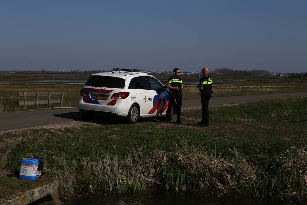 Jerrycans met mogelijk drugsafval aangetroffen