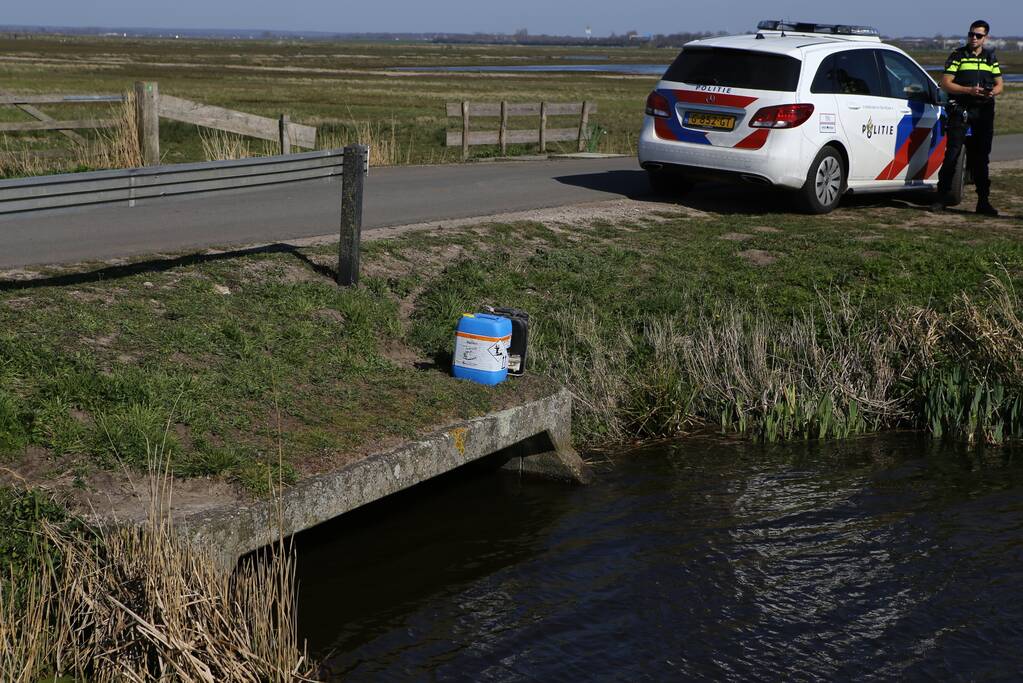 Jerrycans met mogelijk drugsafval aangetroffen