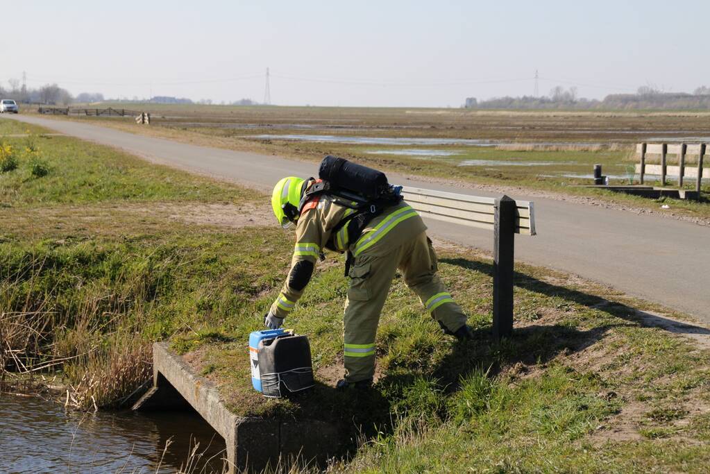 Jerrycans met mogelijk drugsafval aangetroffen