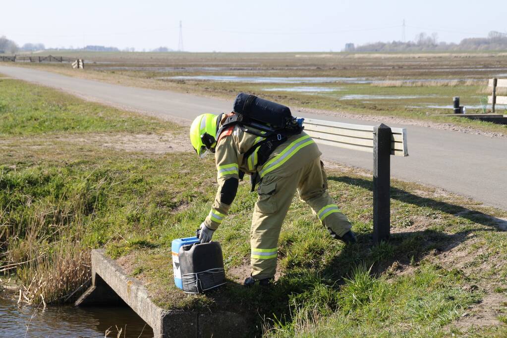 Jerrycans met mogelijk drugsafval aangetroffen
