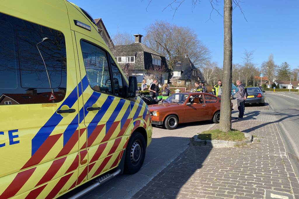 Motorrijder botst achter op auto en raakt gewond