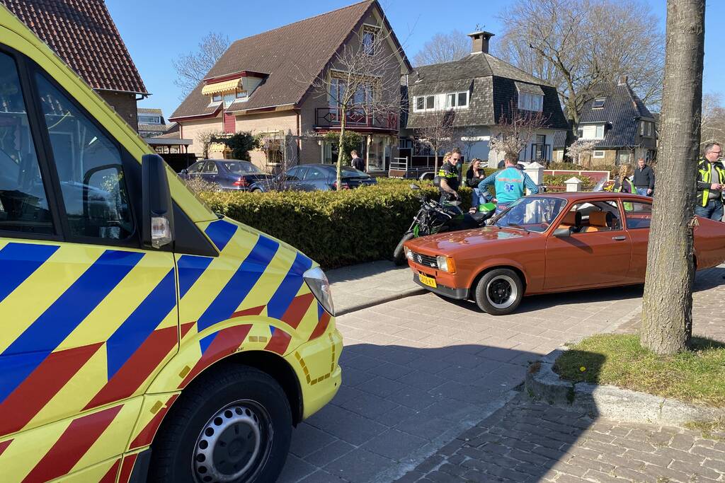 Motorrijder botst achter op auto en raakt gewond