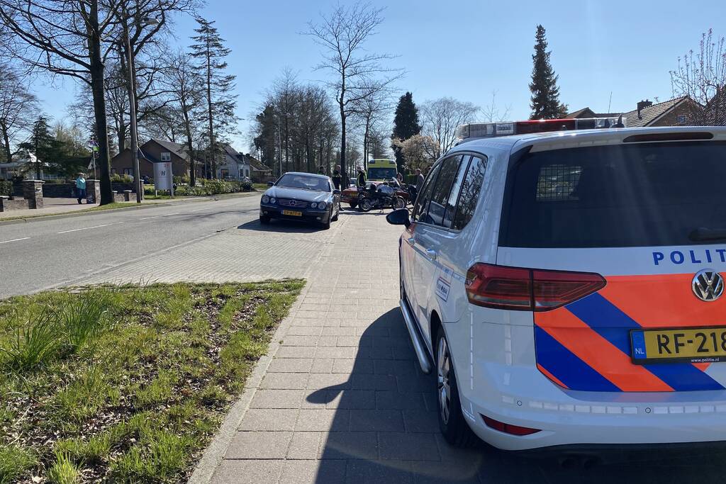 Motorrijder botst achter op auto en raakt gewond