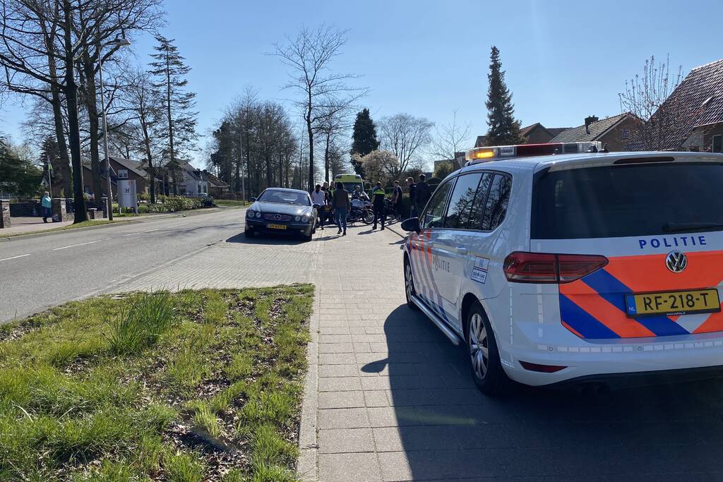 Motorrijder botst achter op auto en raakt gewond