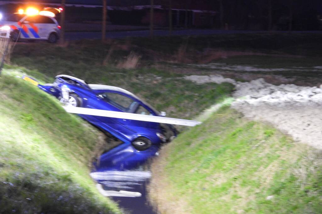 Auto belandt in de sloot