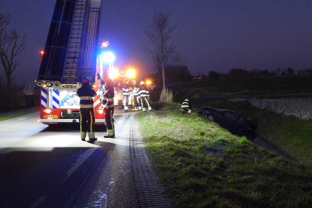 Auto belandt in de sloot