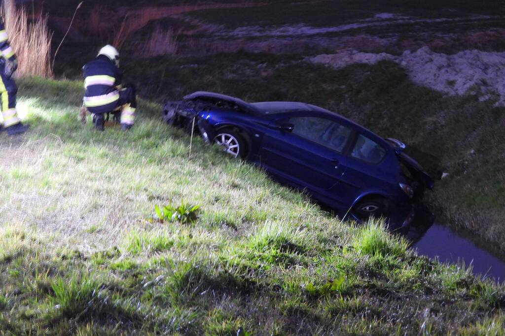 Auto belandt in de sloot
