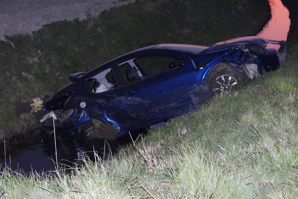 Auto belandt in de sloot