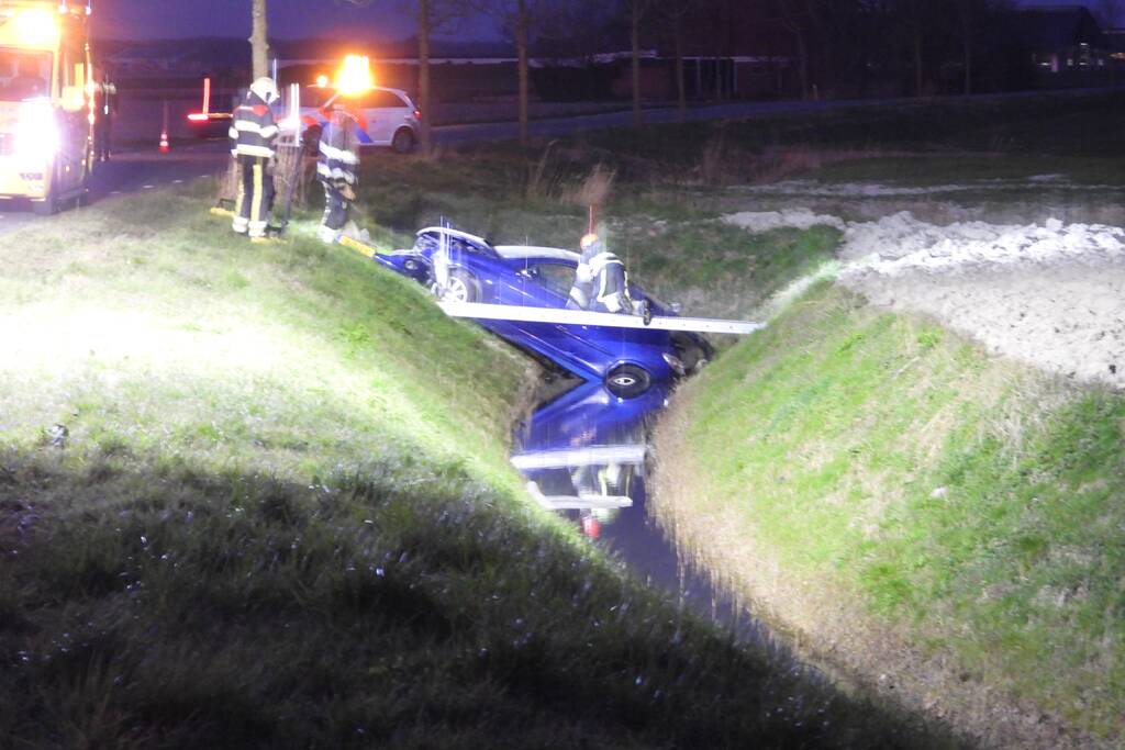 Auto belandt in de sloot