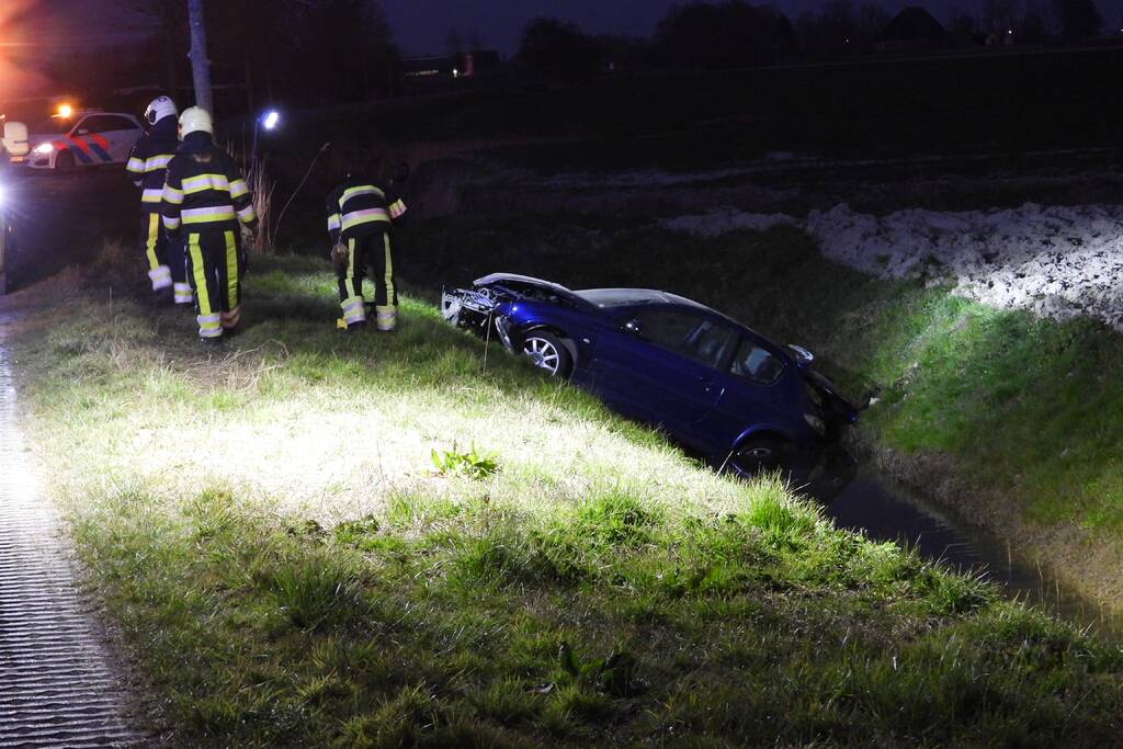 Auto belandt in de sloot