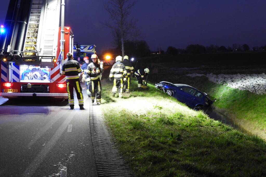 Auto belandt in de sloot