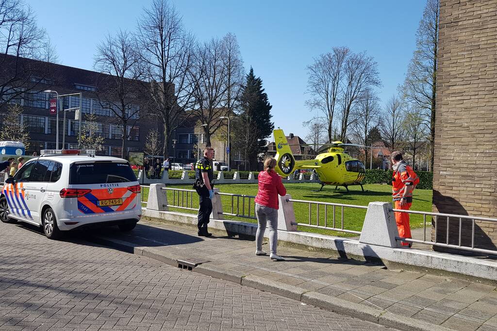 Traumahelikopter landt voor incident in bovenwoning