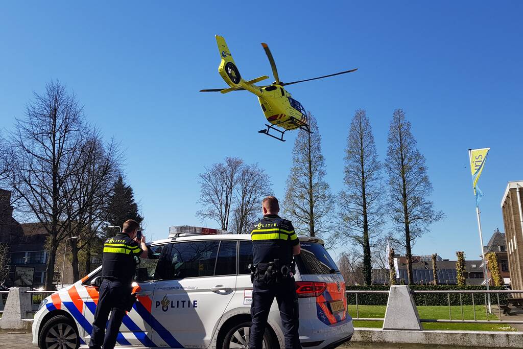 Traumahelikopter landt voor incident in bovenwoning