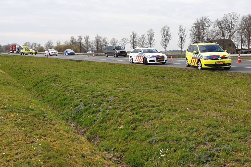 Bestelbus met aanhanger slaat over de kop